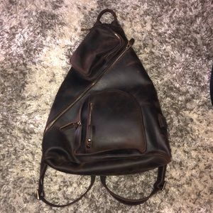 Tiding men’s leather crossbody with USB charger